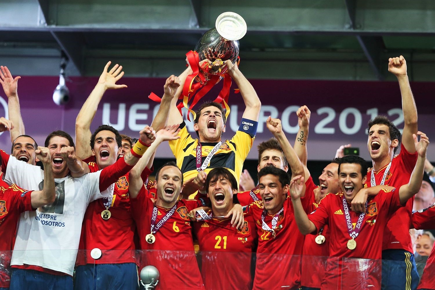 Hispaania meeskond juubeldamas peale eelmise EMi võitu, foto: EUFA.com