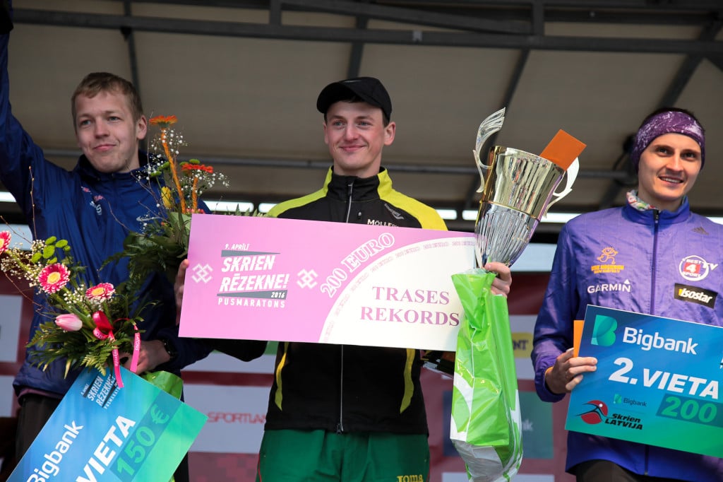 Ātrākie pusmaratona distances veicēji: (no kreisās) Kristaps Bērziņš, Valdas Dopolskas (Lietuva) un Renārs Roze. Foto: Mareks Gaļinovskis.