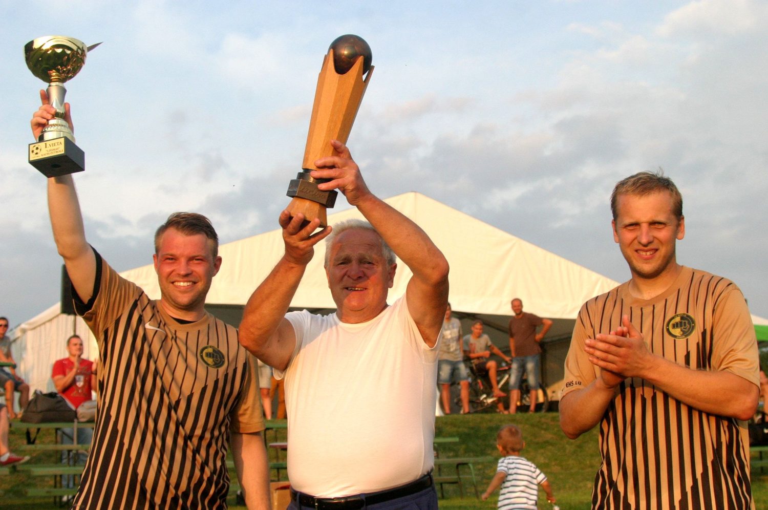 Uzvarētāju prieki. Vārpas leģendārais treneris Elmārs Volkovics ar saviem audzēkņiem Maksimu Koļesņikovu un Valdi Veinbergu