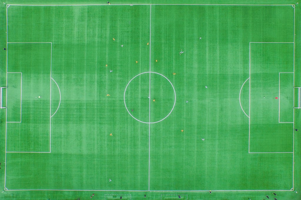 A futbolo lygos rungtynės tarp Vilniaus Žalgirio ir Trakų Trakai. Nuotrauka daryta su dronu.